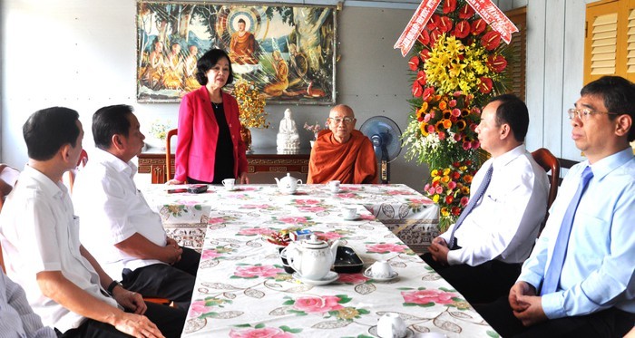 Alta funcionaria del Partido visita a budistas en localidad sureña - ảnh 1