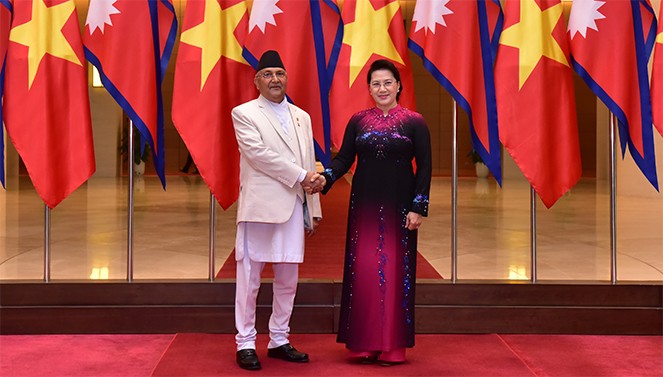 Jefa del Parlamento vietnamita recibe al primer ministro nepalí - ảnh 1