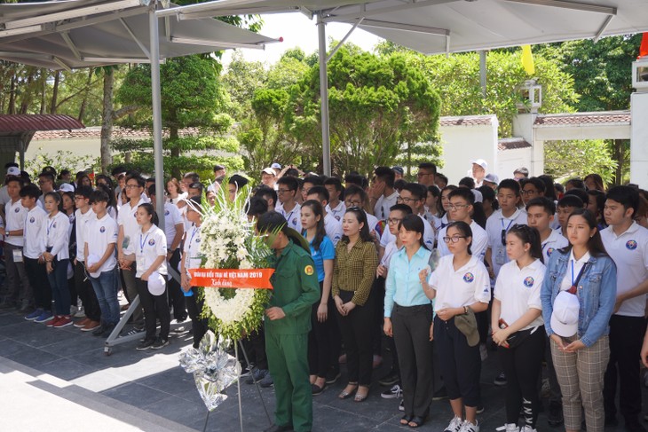 Jóvenes vietnamitas en ultramar rinden tributo a los mártires - ảnh 1