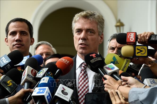 Embajador alemán regresa a Venezuela a los cuatro meses de expulsión - ảnh 1