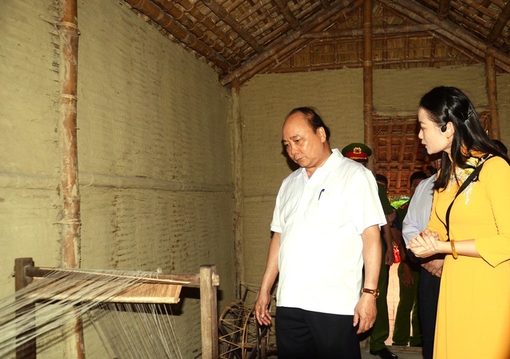 Premier de Vietnam visita la Casa memorial del Presidente Ho Chi Minh en Hue  - ảnh 1