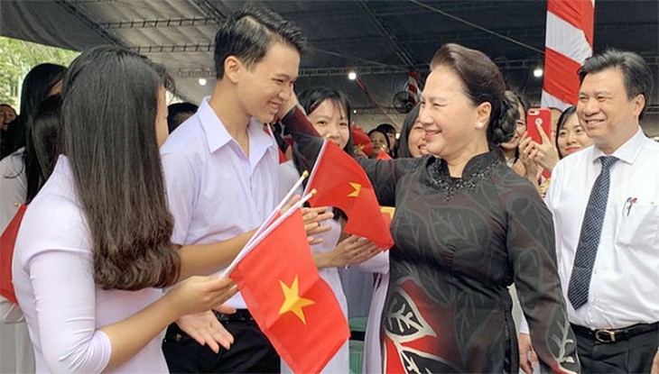 Altos dirigentes vietnamitas asisten a la inauguración del nuevo año escolar - ảnh 1