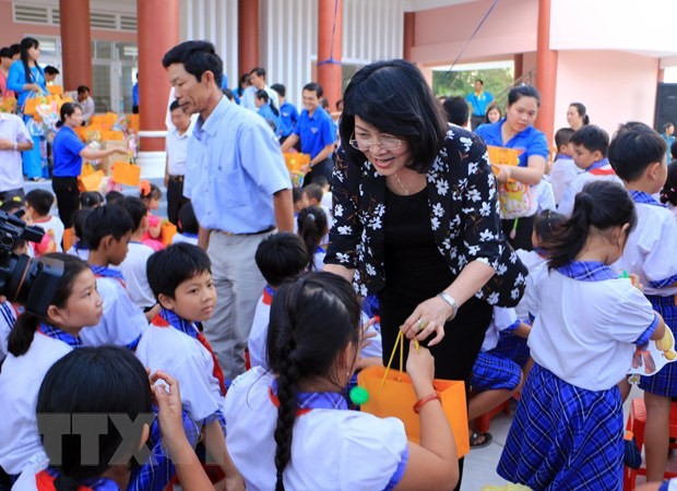 Vicepresidenta de Vietnam recibe a niños con resultados sobresalientes - ảnh 1