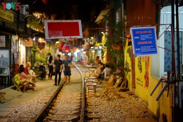 Cafeterías al borde del ferrocarril de Hanói - ảnh 8