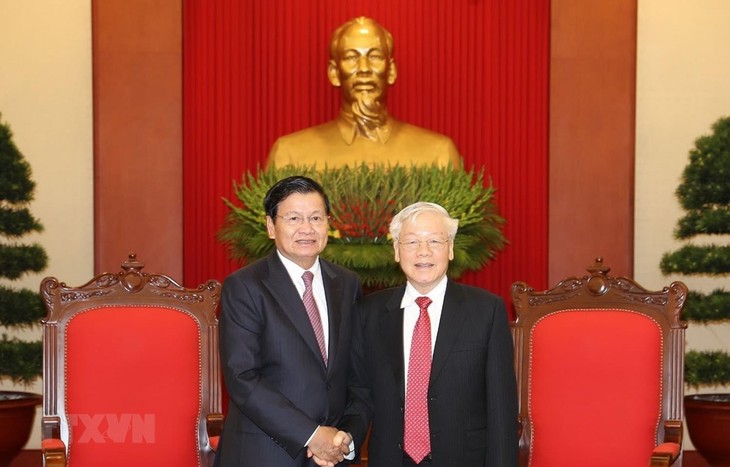 Premier de Laos concluye su visita oficial a Vietnam - ảnh 1