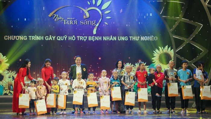 Programa artístico de caridad para pacientes con cáncer en Vietnam - ảnh 1