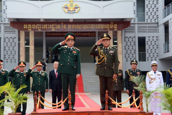 Vietnam y Camboya consolidan cooperación en defensa - ảnh 1