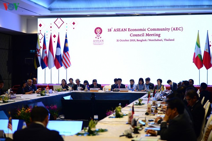 Celebran en Bangkok decimoctava Reunión de la Comunidad Económica de Asean - ảnh 1
