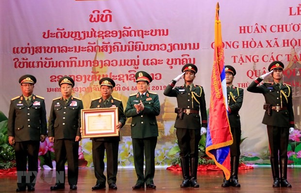 Vietnam otorga Orden Estrella Dorada al Ejército Popular de Laos - ảnh 1