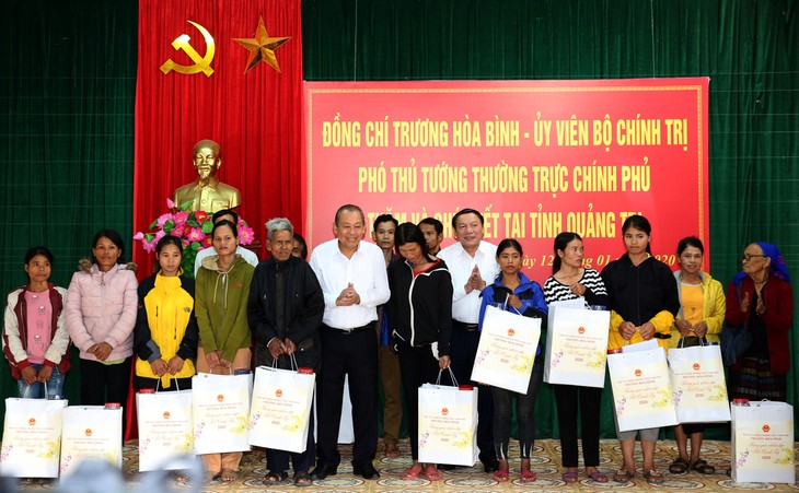 Vicepremier de Vietnam otorga regalos a necesitados en Quang Tri  - ảnh 1