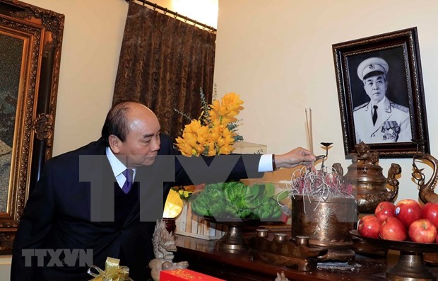 Premier de Vietnam rinde homenaje a exdirigentes del país - ảnh 1