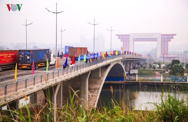Vietnam reanuda operación comercial con China a través del puente Bac Luan II en Mong Cai - ảnh 1