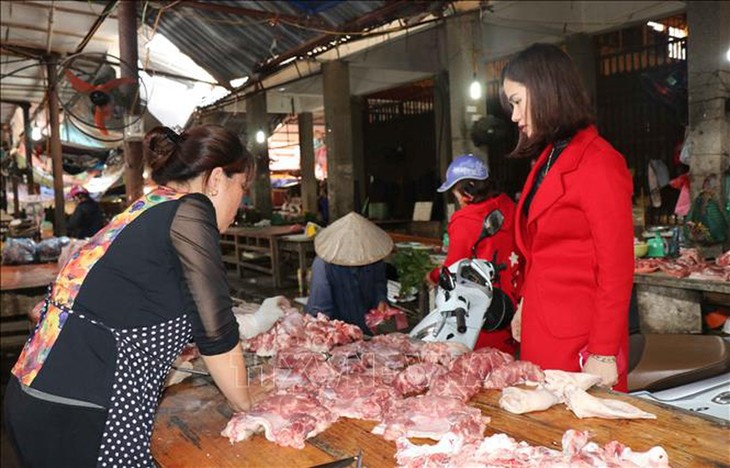 Primer ministro vietnamita pide bajar el precio de la carne de cerdo - ảnh 1
