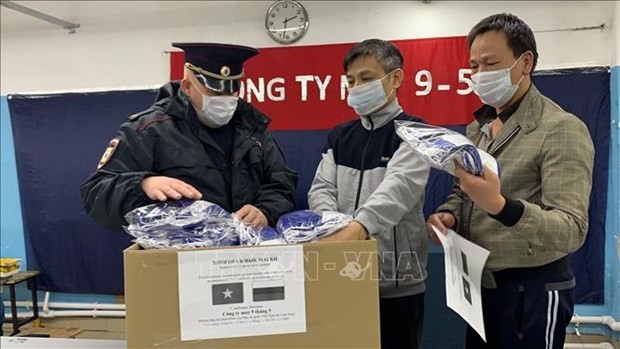 Empresa vietnamita en Rusia entrega máscaras a pobladores locales - ảnh 1