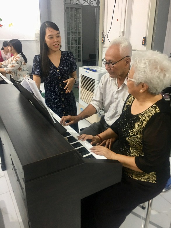 Clases de piano gratuitas para ancianos en Ciudad Ho Chi Minh - ảnh 1