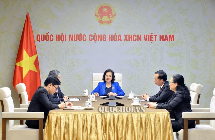 Líderes del Parlamento de Laos y Vietnam intercambian opiniones sobre el control de Covid-19 - ảnh 1
