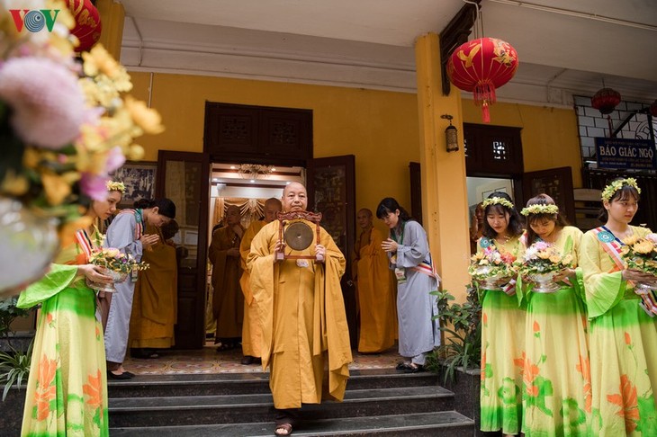 Celebran en Hanói 2564 aniversario del natalicio e iluminación de Buda - ảnh 1