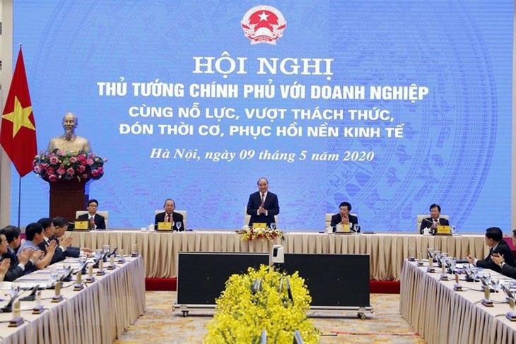 Premier vietnamita realiza conferencia en línea con la comunidad empresarial - ảnh 1