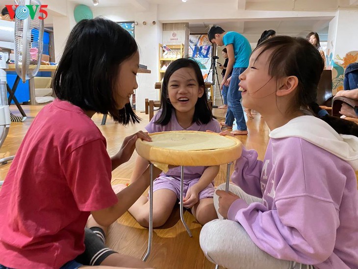Niños aprenden sobre el tejido de seda “Dui” de Vietnam - ảnh 8