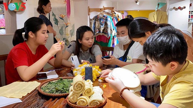 Niños aprenden sobre el tejido de seda “Dui” de Vietnam - ảnh 10