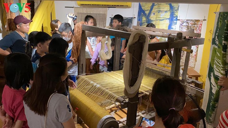 Niños aprenden sobre el tejido de seda “Dui” de Vietnam - ảnh 4