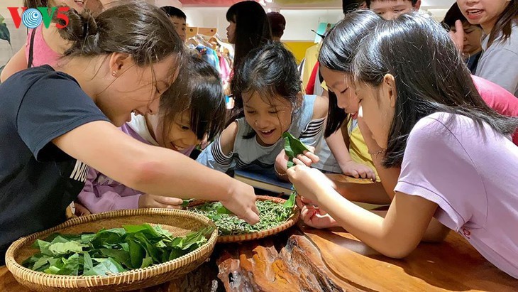 Niños aprenden sobre el tejido de seda “Dui” de Vietnam - ảnh 6