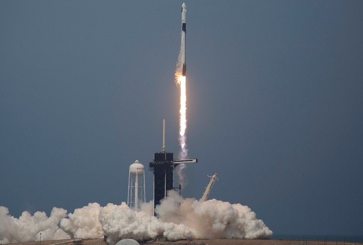 La cápsula “Dragon Crew” de SpaceX se acopla con éxito a la Estación Espacial Internacional - ảnh 1