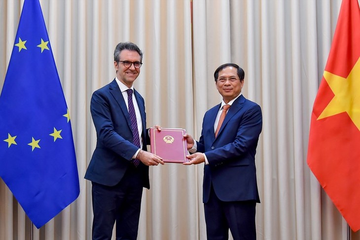 Vietnam entrega notas a la Unión Europea sobre la aprobación de los acuerdos EVFTA y EVIPA - ảnh 1