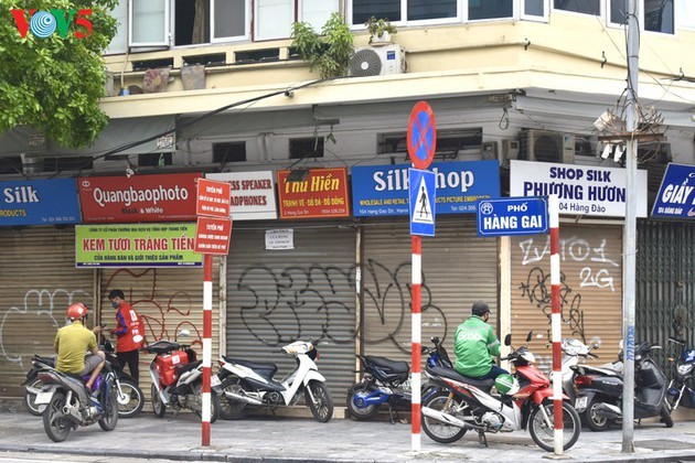 Numerosas tiendas en Hanói cerradas debido al regreso del covid-19 - ảnh 11