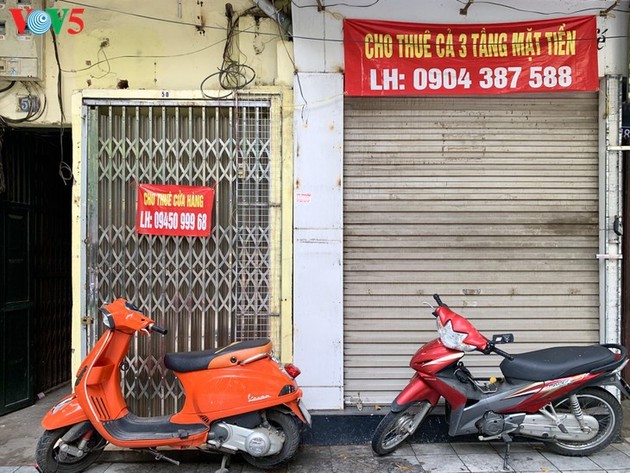 Numerosas tiendas en Hanói cerradas debido al regreso del covid-19 - ảnh 13