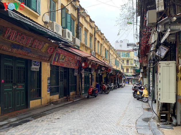 Numerosas tiendas en Hanói cerradas debido al regreso del covid-19 - ảnh 2