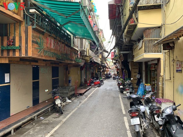 Numerosas tiendas en Hanói cerradas debido al regreso del covid-19 - ảnh 4