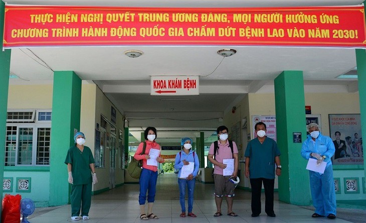 Más pacientes vietnamitas de covid-19 reciben el alta médica - ảnh 1