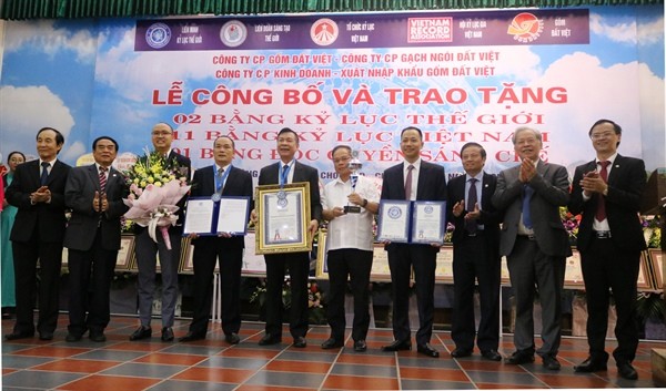 Una empresa de producción cerámica de Vietnam bate dos récords mundiales - ảnh 1