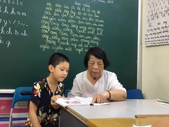 La clase especial de una anciana maestra en Hanói - ảnh 1