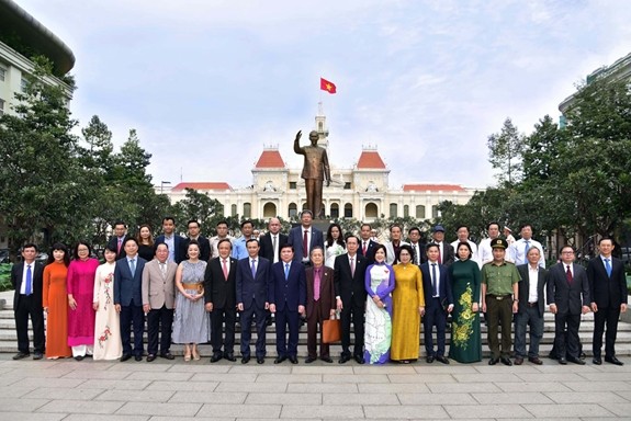 Ciudad Ho Chi Minh siempre aprecia contribuciones de vietnamitas en el extranjero, afirma su dirigente partidista - ảnh 1