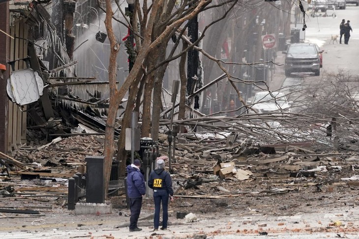 Estados Unidos: Explosión en el centro de Nashville desconecta las comunicaciones - ảnh 1