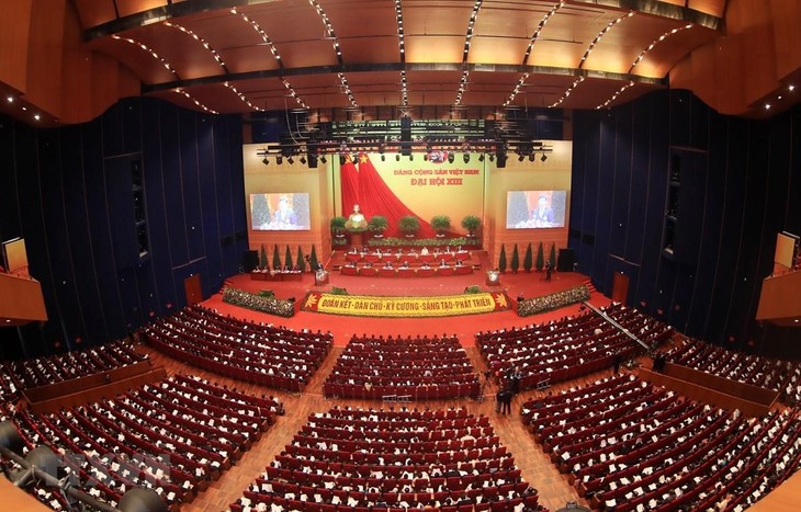 Prensa laosiana afirma que el XIII Congreso marca un fuerte desarrollo del Partido Comunista de Vietnam  - ảnh 1