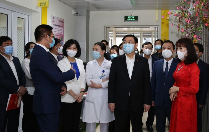 Felicitan a los trabajadores de la salud de Hanói por el Día del Médico  - ảnh 1