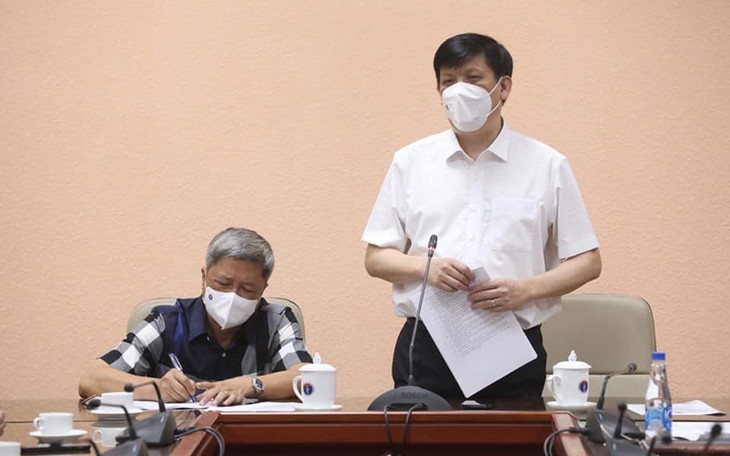 Vietnam envía 35 médicos y expertos a Laos para ayudar con la lucha anti-covid-19 - ảnh 1