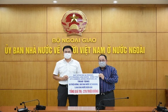 Más asistencias desde ultramar para el combate contra el coronavirus en Vietnam - ảnh 1