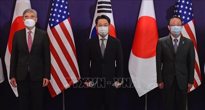 Estados Unidos, Japón y Corea del Sur acuerdan continuar trabajando en la desnuclearización de Corea del Norte - ảnh 1