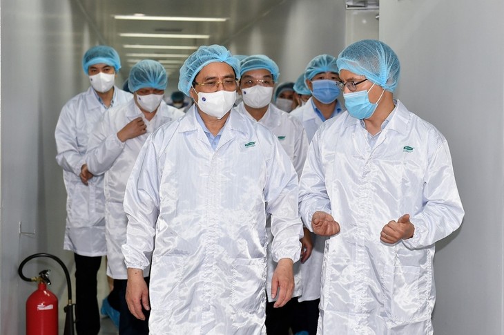 Premier de Vietnam insta a acelerar producción de vacunas anticovid-19 - ảnh 1