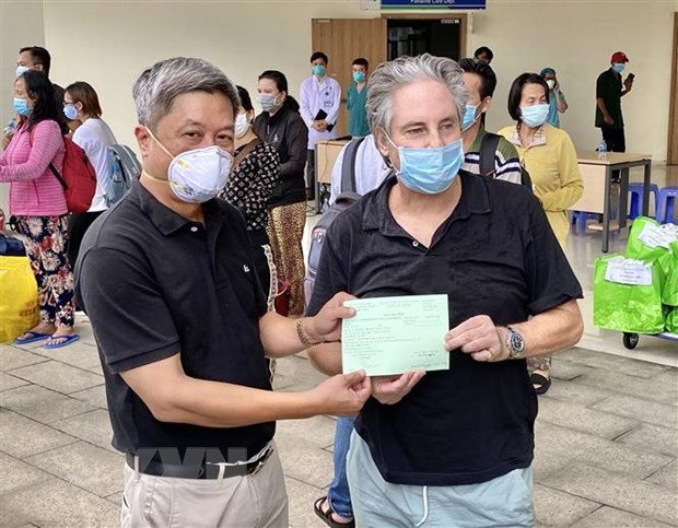 Otros 17 pacientes de covid-19 dados de alta en Ciudad Ho Chi Minh  - ảnh 1