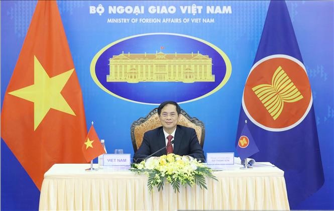 Canciller vietnamita alienta cooperación en seguridad y política de Asean - ảnh 1