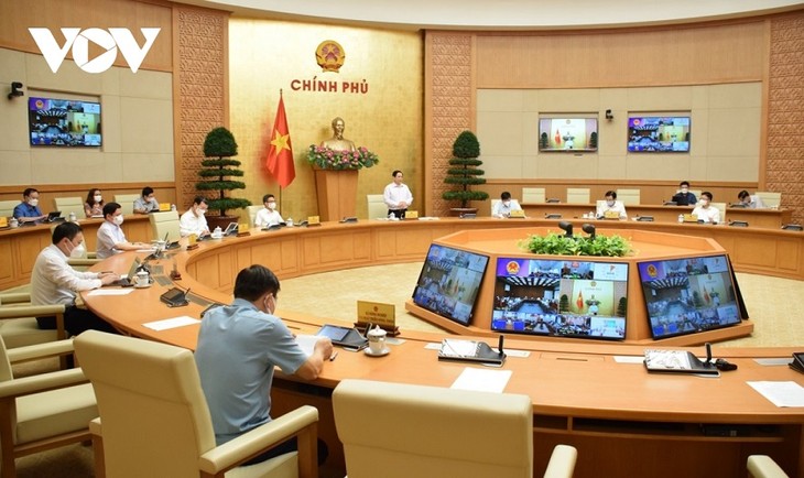 El primer ministro de Vietnam trabaja con provincias sureñas sobre la situación epidémica - ảnh 1