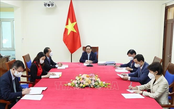 Premier de Vietnam dialoga con jefa del mecanismo COVAX  - ảnh 1
