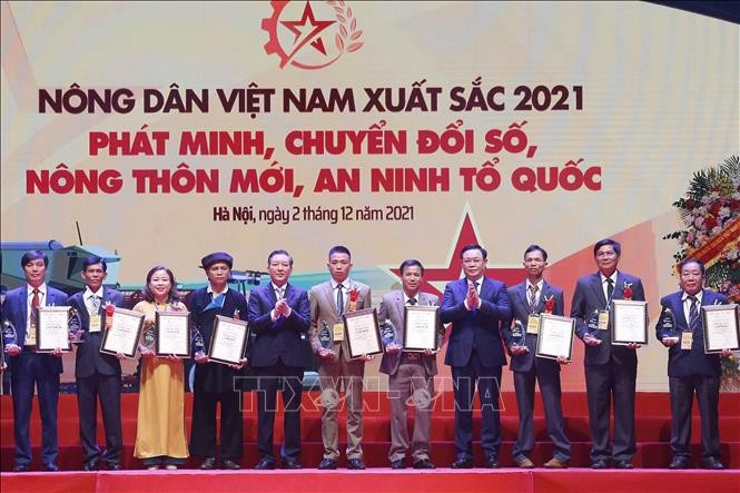 Honran a los 63 agricultores vietnamitas más sobresalientes en 2021 - ảnh 1