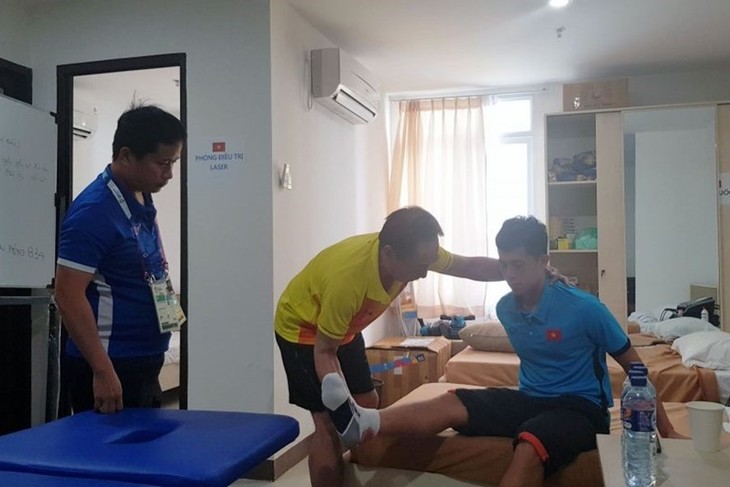 Dos médicos vietnamitas honrados por la Federación Asiática de Fútbol - ảnh 1