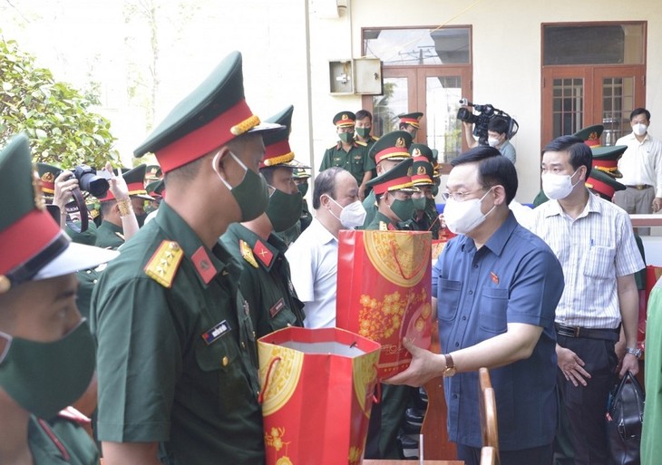 Titular del Legislativo vietnamita extiende felicitaciones del Tet a soldados de Ca Mau - ảnh 1